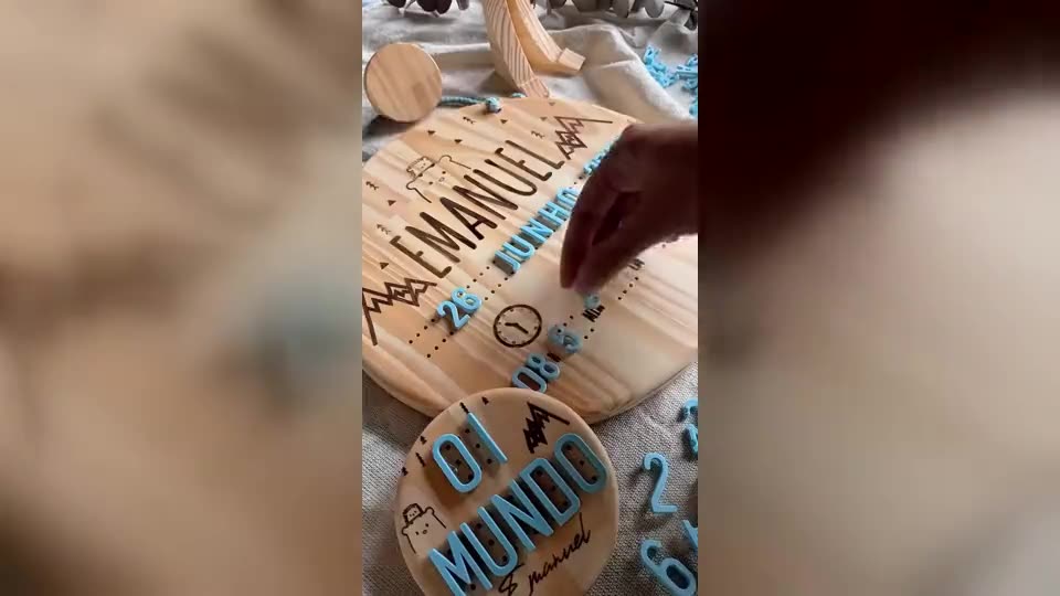 Montagem das letras e números do Memorável sobre a madeira